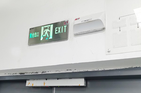 如何確保智能疏散系統在斷電情況下仍能正常工作？