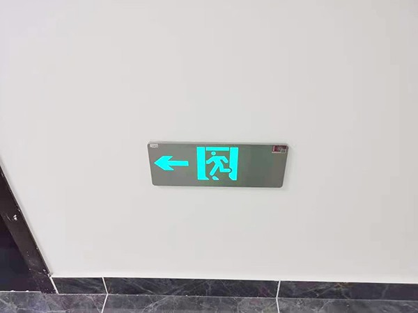 智能疏散系統是否具備自我診斷和維護功能？